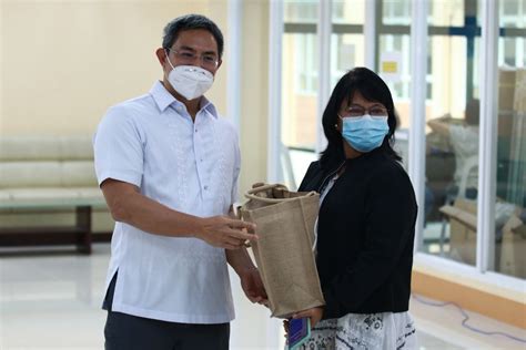 Mismong si City Administrator Mike Alimurung ang nagpaliwanag .